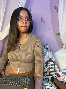 Snapshot of Aleja_DANS chatting on April 24, 8:06 am Aleja DANS online show from April 24, 8:06 am