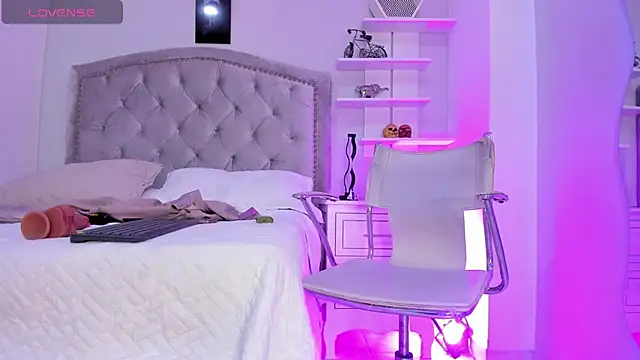 CamileHolmes online show from January 2, 7:44 am