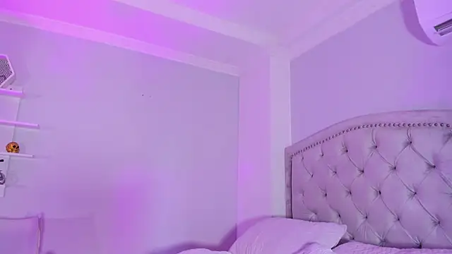 CamileHolmes online show from March 4, 8:24 am