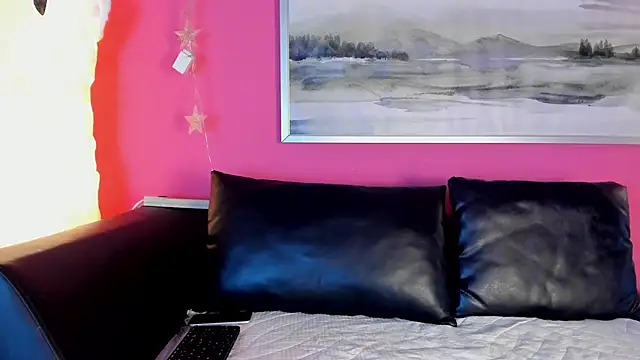 Tiffanysurez  online show from November 5, 8:20 pm