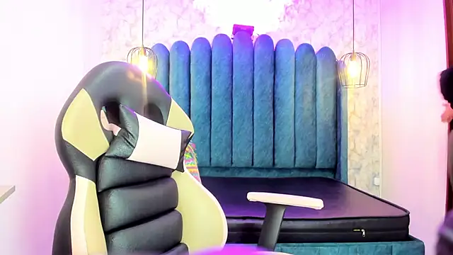 nalalye cruzz  online show from October 26, 2:50 am