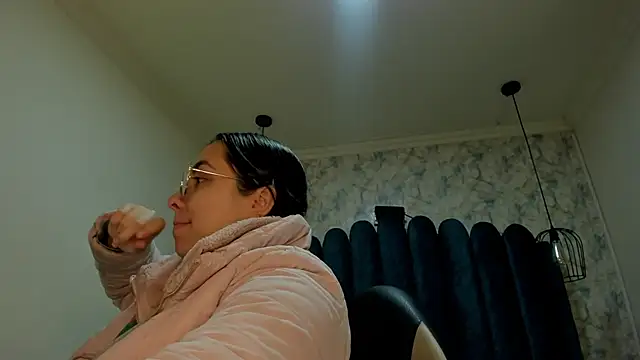 nalalye cruzz  online show from November 6, 3:18 am