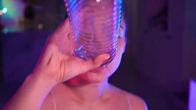 VixenMia online show from March 7, 4:20 am