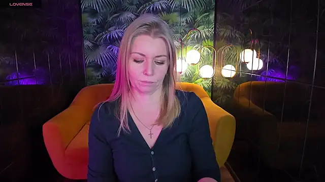 Annie Light online show from December 5, 8:55 am