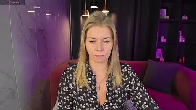 Annie Light online show from December 19, 6:34 am