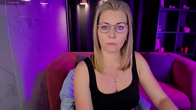 Annie Light online show from March 7, 5:40 am