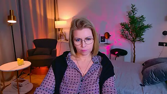 Annie Light online show from April 25, 1:41 pm