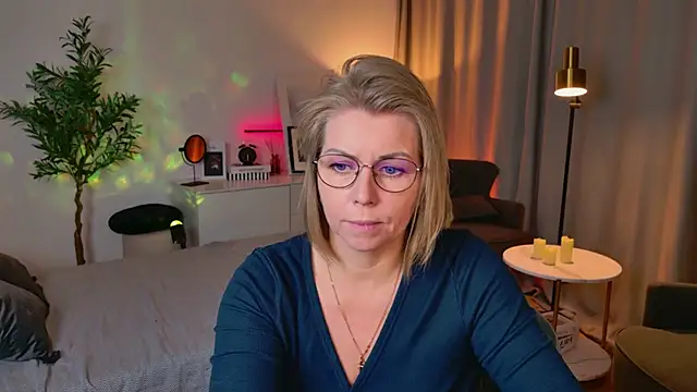 Snapshot of Annie_Light chatting on April 27, 7:17 am Annie Light online show from April 27, 7:17 am