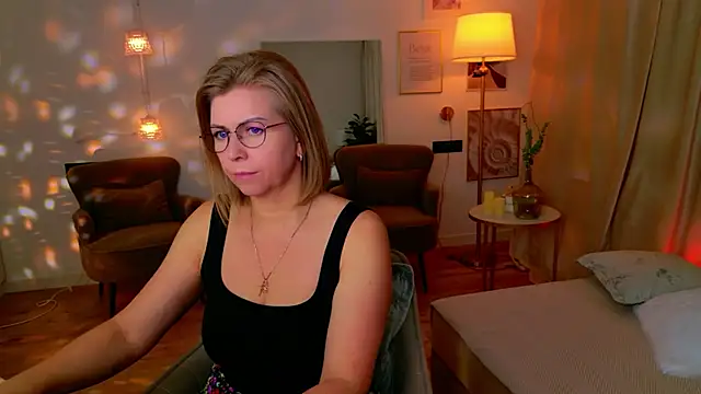 Snapshot of Annie_Light chatting on May 2, 8:30 am Annie Light online show from May 2, 8:30 am