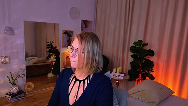 Snapshot of Annie_Light chatting on May 6, 6:41 am Annie Light online show from May 6, 6:41 am