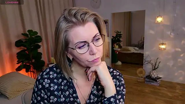 Snapshot of Annie_Light chatting on May 7, 6:41 am Annie Light online show from May 7, 6:41 am