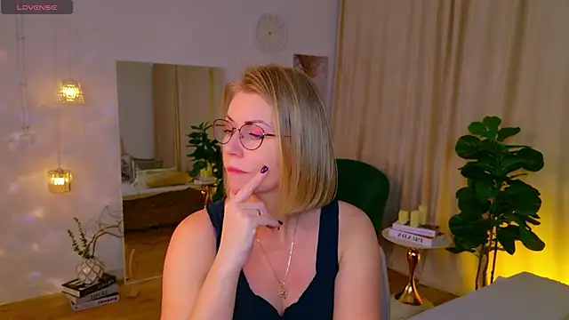 Snapshot of Annie_Light chatting on May 18, 8:20 am Annie Light online show from May 18, 8:20 am