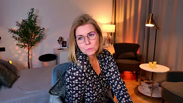 Snapshot of Annie_Light chatting on May 19, 6:53 am Annie Light online show from May 19, 6:53 am