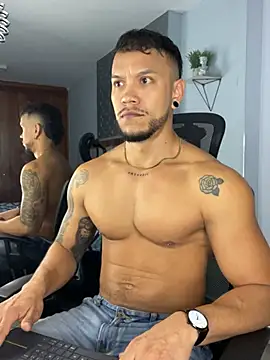 ARON TAYLER01 online show from March 18, 12:36 pm