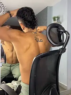 ARON TAYLER01 online show from March 19, 12:45 pm