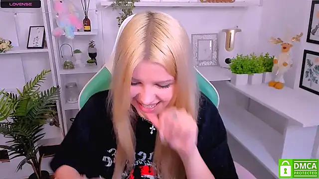 Snapshot of Grace_and__Jacob chatting on March 7, 11:05 pm Grace and Jacob online show from March 7, 11:05 pm