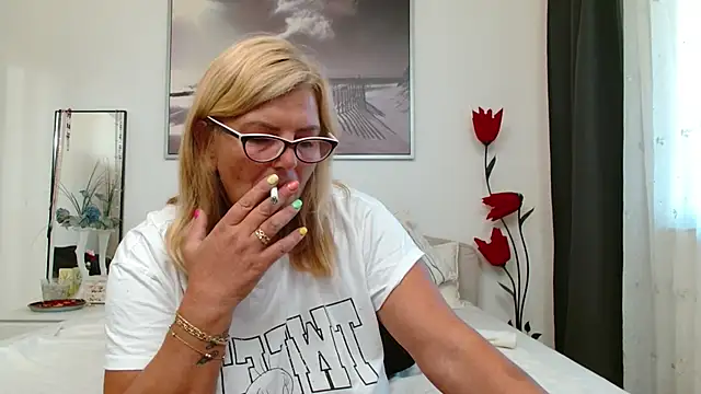 YulliaMilf online show from September 19, 6:37 am