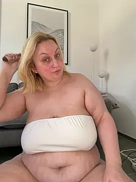 Snapshot of BBW_Nora chatting on April 30, 8:09 am BBW Nora online show from April 30, 8:09 am