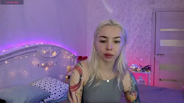 Snapshot of LillyMoure_ chatting on September 25, 12:58 am LillyMoure online show from September 25, 12:58 am