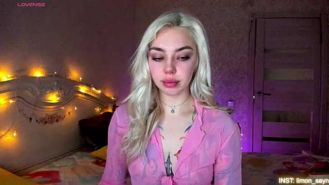 LillyMoure  online show from April 2, 11:02 pm