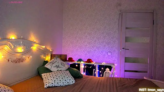 LillyMoure  online show from April 8, 11:48 pm