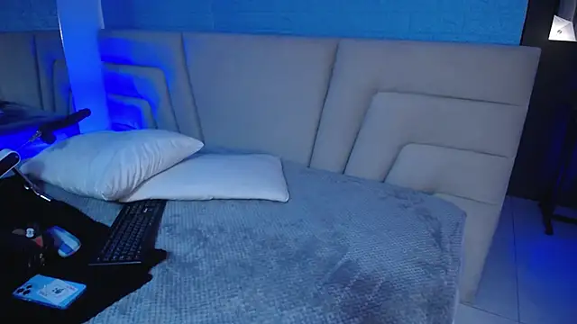 Snapshot of Miss_Loise chatting on October 11, 4:01 am Miss Loise online show from October 11, 4:01 am