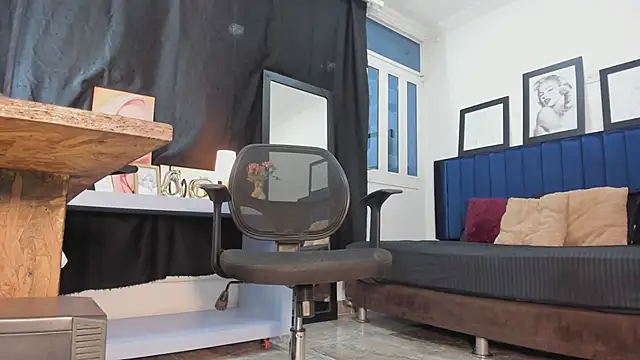 ElizabethBell  online show from February 14, 4:20 am