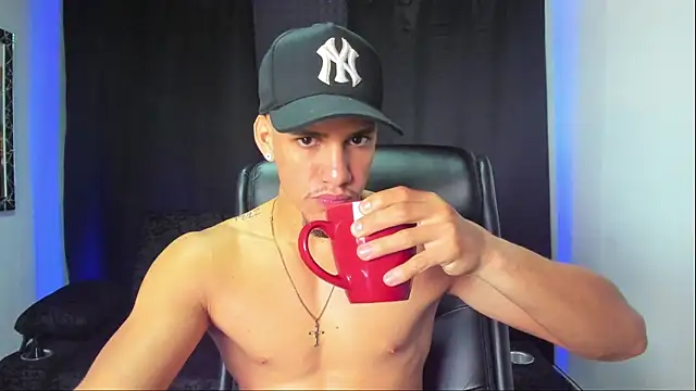 Snapshot of jhonnysnow17 chatting on October 25, 4:13 pm jhonnysnow17 online show from October 25, 4:13 pm