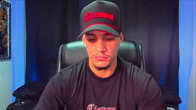 Snapshot of jhonnysnow17 chatting on November 30, 9:41 pm jhonnysnow17 online show from November 30, 9:41 pm