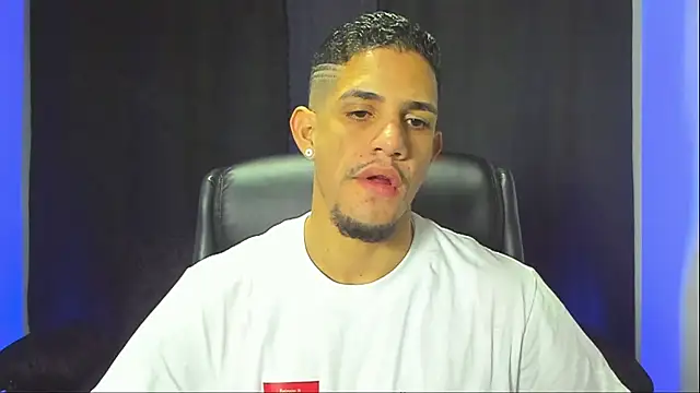 Snapshot of jhonnysnow17 chatting on December 4, 6:12 am jhonnysnow17 online show from December 4, 6:12 am