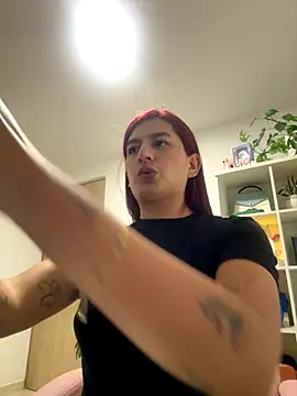 Snapshot of ari_artis chatting on November 22, 7:29 am ari artis online show from November 22, 7:29 am