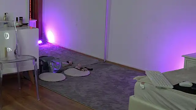 TiffanyMaze online show from March 21, 6:40 am