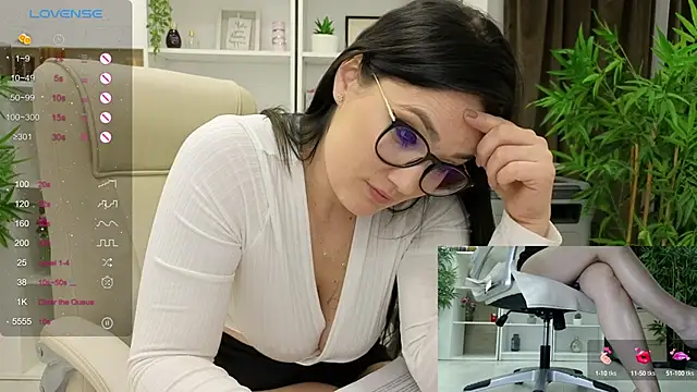 Snapshot of SelineSole chatting on February 4, 8:17 pm SelineSole online show from February 4, 8:17 pm