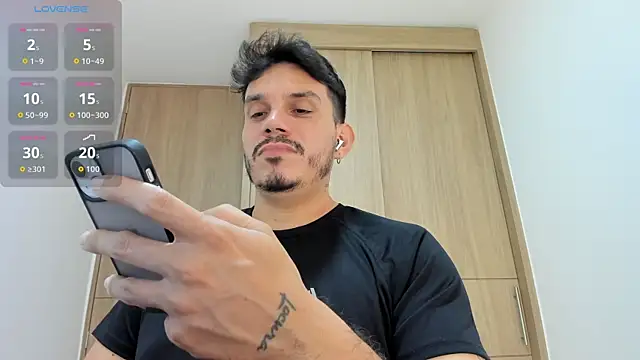 Snapshot of alejandro_stark chatting on October 29, 4:04 am alejandro stark online show from October 29, 4:04 am