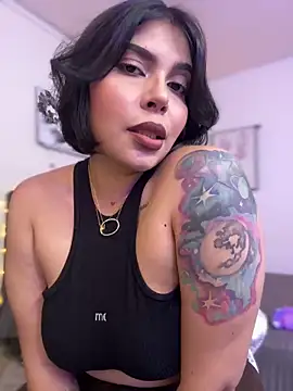 GigiiStone online show from February 8, 9:15 pm