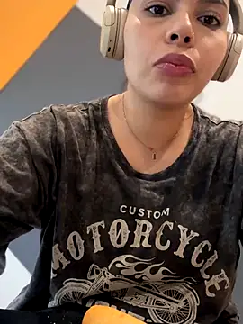 GigiiStone online show from November 7, 2:06 pm