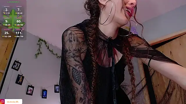 VickyJackson  online show from December 18, 4:24 pm