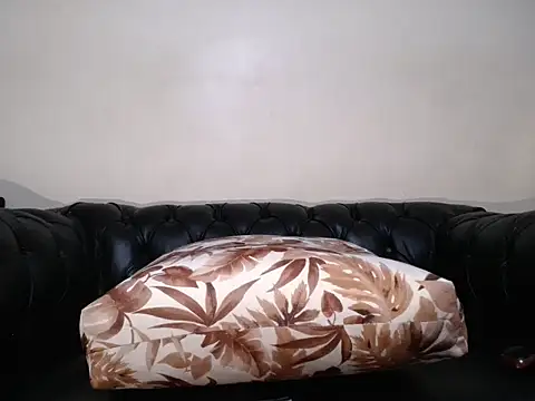 Snapshot of santa_queenn chatting on May 12, 6:32 am santa queenn online show from May 12, 6:32 am