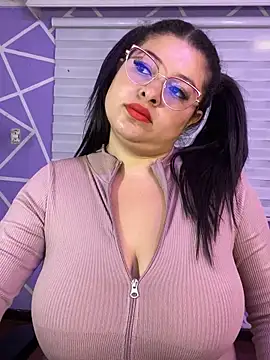 Snapshot of MiiaaJoness chatting on May 4, 4:25 pm MiiaaJoness online show from May 4, 4:25 pm