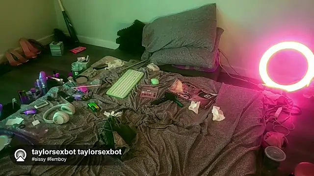 Snapshot of Taylorsexbot chatting on May 15, 6:42 am Taylorsexbot online show from May 15, 6:42 am
