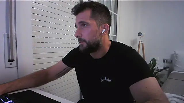 Snapshot of alex877x chatting on July 16, 5:19 pm alex877x online show from July 16, 5:19 pm