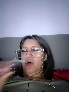 Snapshot of naughtymilfT chatting on February 19, 7:16 pm naughtymilfT online show from February 19, 7:16 pm