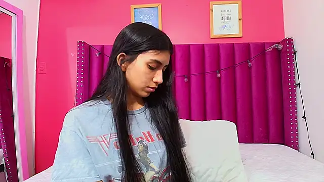 littlee emilyy  online show from January 22, 2:48 am