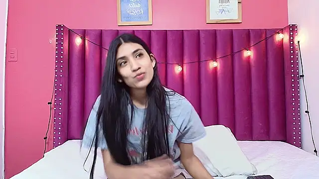 littlee emilyy  online show from January 22, 5:59 am