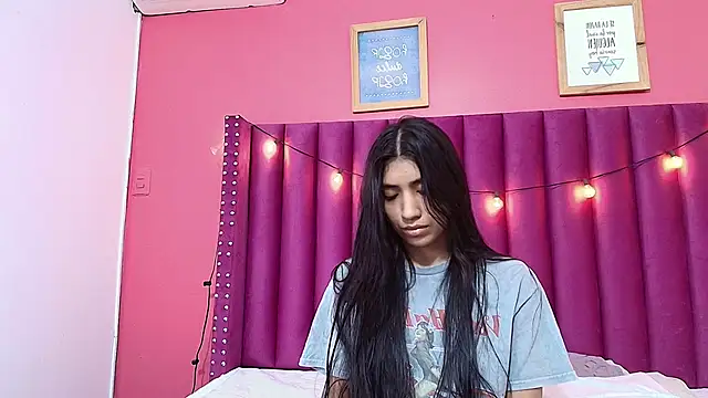 littlee emilyy  online show from January 22, 9:02 am