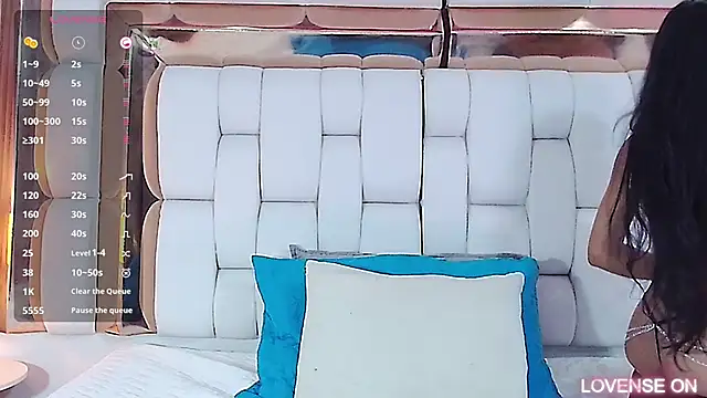 littlee emilyy  online show from March 19, 9:06 am