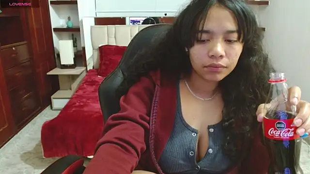 laureentt  online show from February 5, 7:07 am