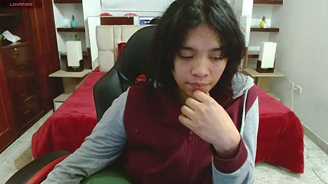 laureentt  online show from March 8, 10:11 am