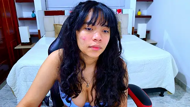 laureentt  online show from December 23, 3:26 am