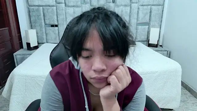 laureentt  online show from March 23, 3:21 am